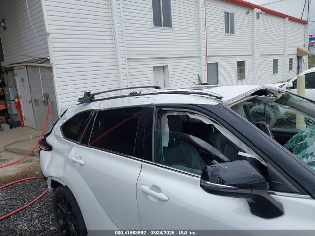 5TDDZRBH9NS570565 Toyota Highlander Limited