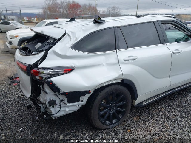 5TDDZRBH9NS570565 Toyota Highlander Limited