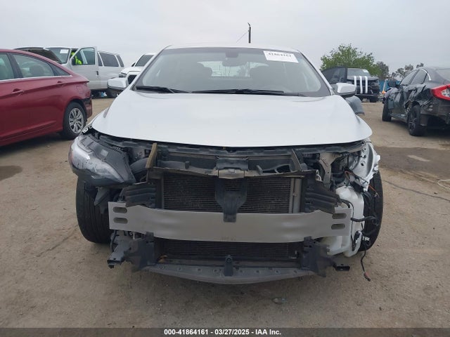 1G1ZD5ST2NF140225 Chevrolet Malibu Fwd Lt