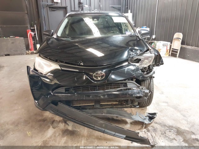 2T3BFREV7JW768376 Toyota RAV4 LE