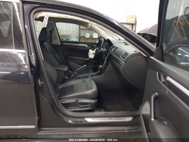 1VWDT7A31HC076053 Volkswagen Passat 1.8t R-line