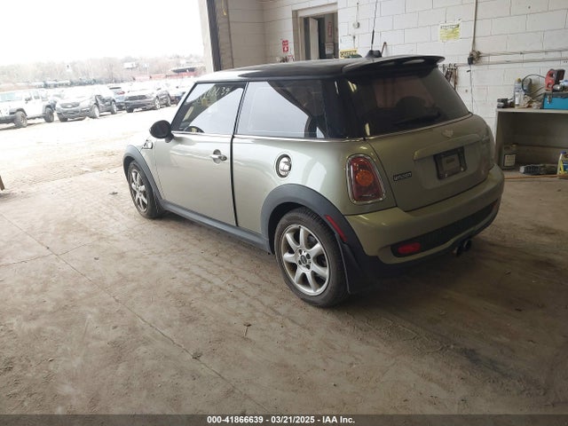 2008 MINI COOPER S WMWMF73558TV34196 Photo 2