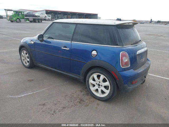 2007 MINI COOPER S WMWMF73517TL88586 Photo 2