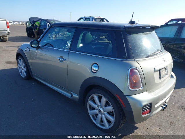 2007 MINI COOPER S WMWMF73567TL91385 Photo 2