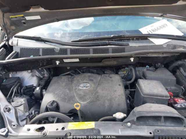 5TDJZ3DC2JS190396 Toyota Sienna Le 7 Passenger