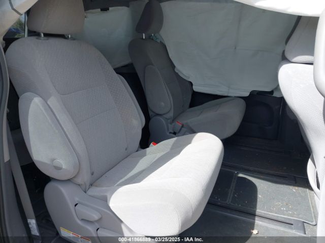 5TDJZ3DC2JS190396 Toyota Sienna Le 7 Passenger