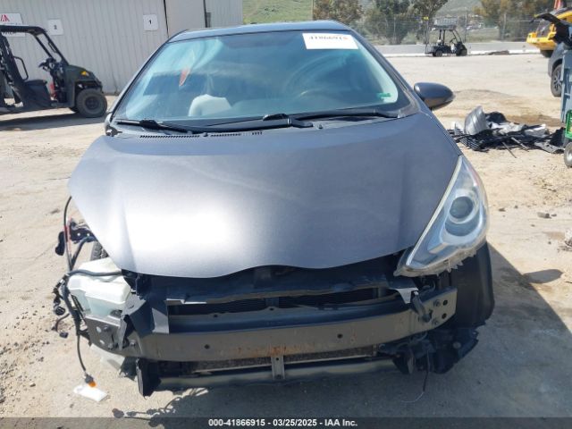 JTDKDTB30F1585994 Toyota Prius C One