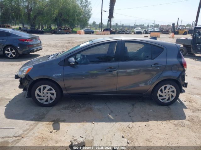 JTDKDTB30F1585994 Toyota Prius C One