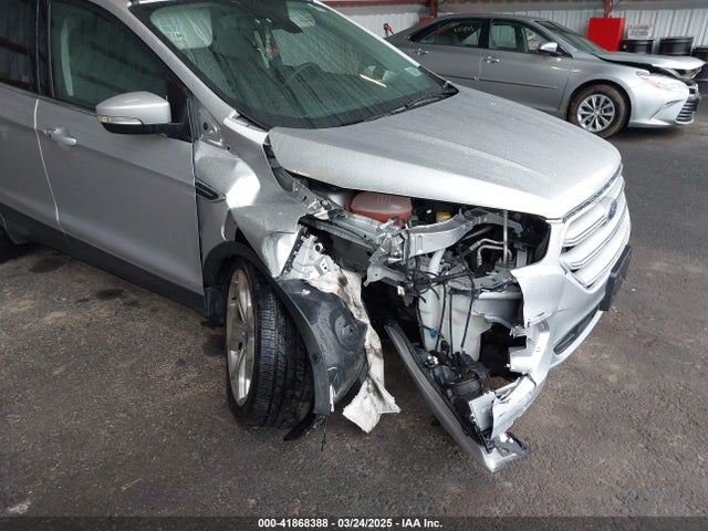 1FMCU9J9XKUA37695 Ford Escape Titanium