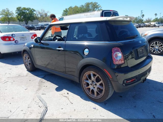 2011 MINI COOPER WMWSV3C5XBTY22399 Photo 2