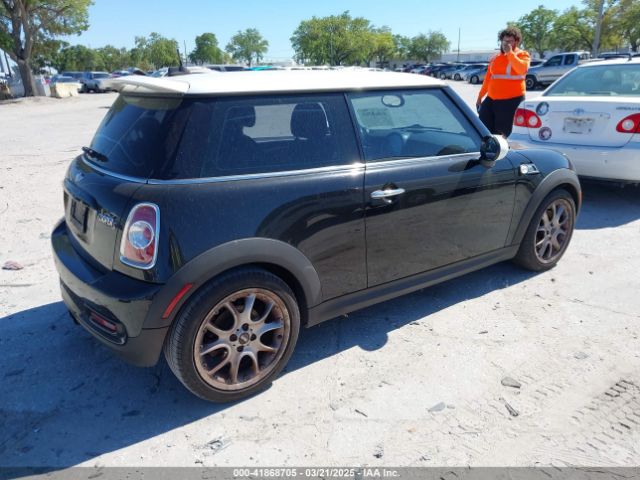2011 MINI COOPER WMWSV3C5XBTY22399 Photo 3