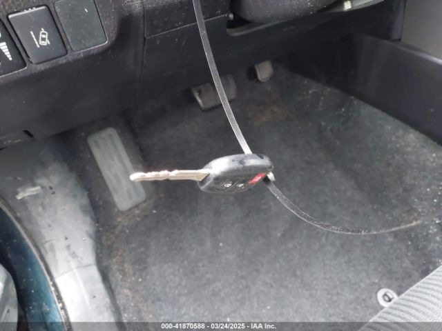2T3ZFREV7JW463118 Toyota RAV4 LE