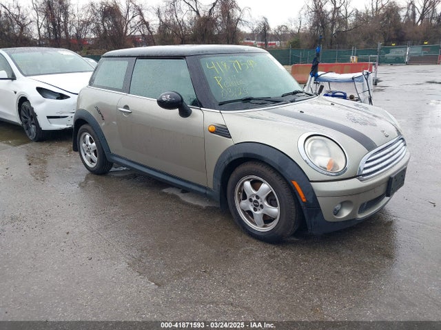 2010 MINI COOPER WMWMF3C58ATZ24045 Photo 0
