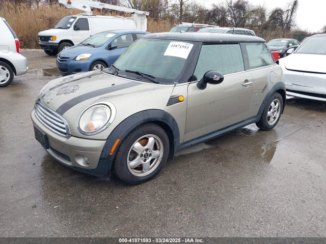 2010 MINI COOPER WMWMF3C58ATZ24045 Photo 1