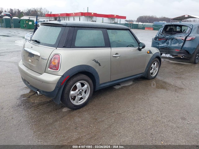 2010 MINI COOPER WMWMF3C58ATZ24045 Photo 3