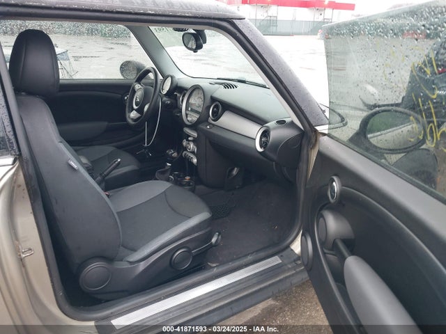 2010 MINI COOPER WMWMF3C58ATZ24045 Photo 4