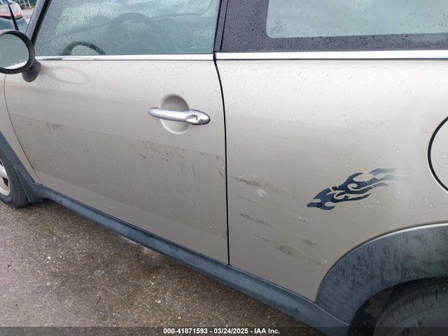 2010 MINI COOPER WMWMF3C58ATZ24045 Photo 5