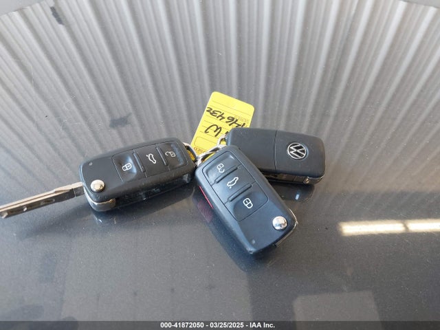 WVGAV7AX3FW605416 Volkswagen TIGUAN S