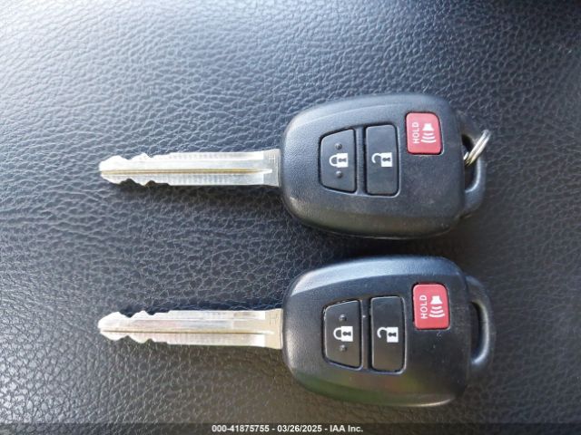 2T3BFREV2HW543163 Toyota RAV4 LE