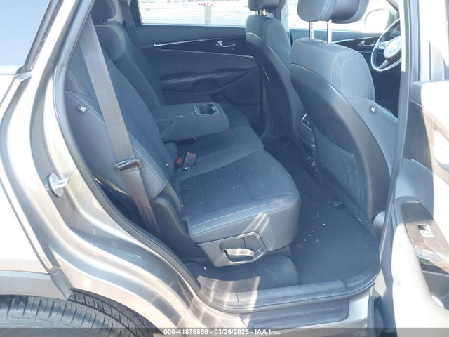 5XYPG4A58GG077375 KIA Sorento 3.3l Lx