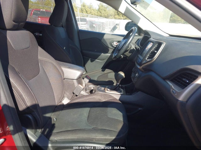 1C4PJLCB3GW369825 Jeep Cherokee Latitude