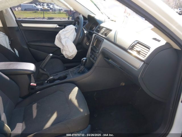 1VWAT7A3XHC003198 Volkswagen Passat 1.8t S
