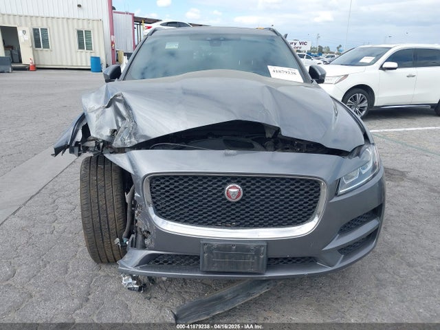 SADCJ2GX7JA287085 Jaguar F-pace 30t Premium
