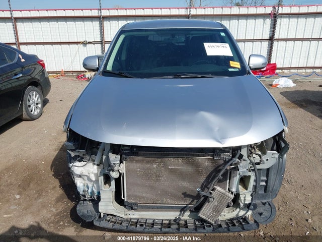 JA4AZ3A32KZ042649 Mitsubishi Outlander Se