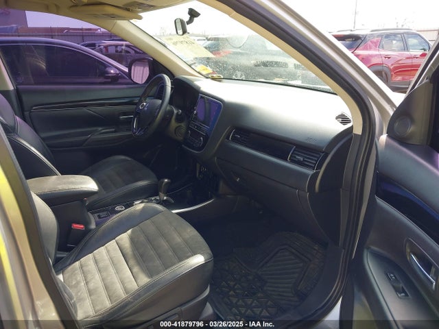 JA4AZ3A32KZ042649 Mitsubishi Outlander Se