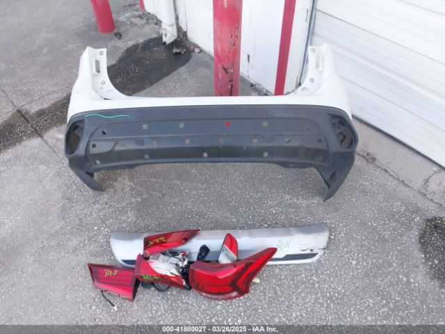 JA4AD3A38KZ018323 Mitsubishi Outlander Se