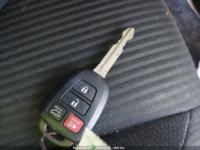 JTMRFREV7FJ038620 Toyota Rav4 Xle