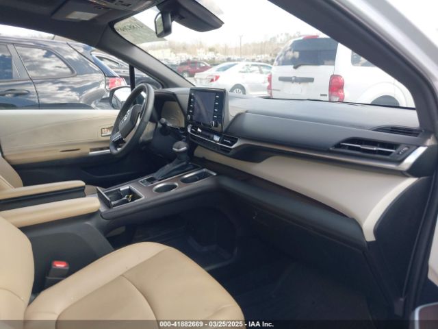 5TDYRKEC6NS096521 Toyota SIENNA XLE