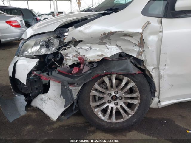 5TDYK3DC5FS640102 Toyota Sienna Xle 8 Passenger