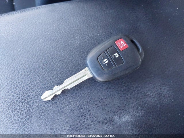 JTMBFREV8JJ208977 Toyota RAV4 LE