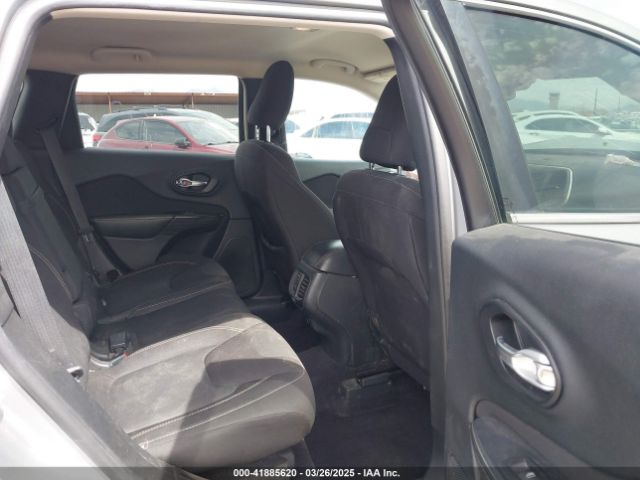 1C4PJLCB8GW190809 Jeep Cherokee Latitude