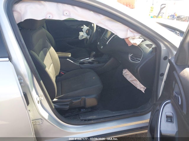 1G1ZD5ST1JF261841 Chevrolet MALIBU LT
