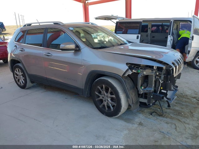 1C4PJLCB1FW770806 Jeep Cherokee Latitude