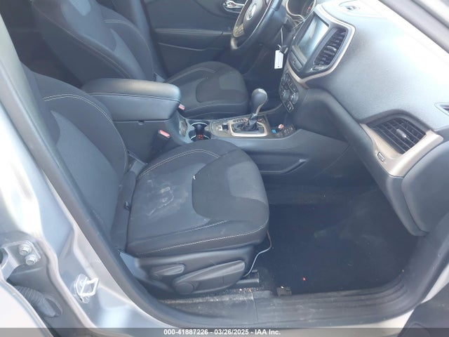 1C4PJLCB1FW770806 Jeep Cherokee Latitude