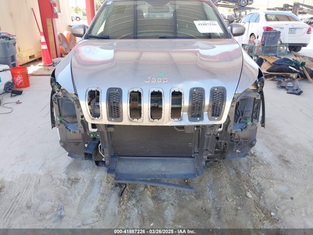 1C4PJLCB1FW770806 Jeep Cherokee Latitude
