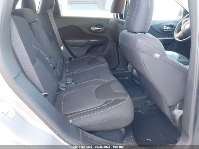 1C4PJLCB1FW770806 Jeep Cherokee Latitude