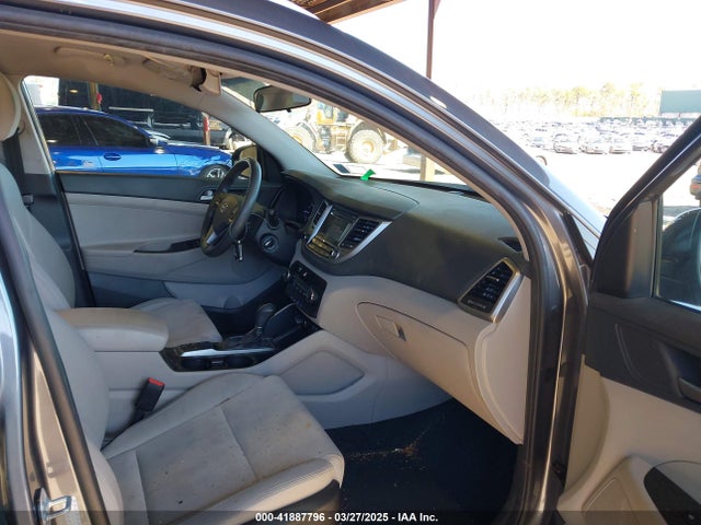 KM8J3CA47HU551136 Hyundai TUCSON SE