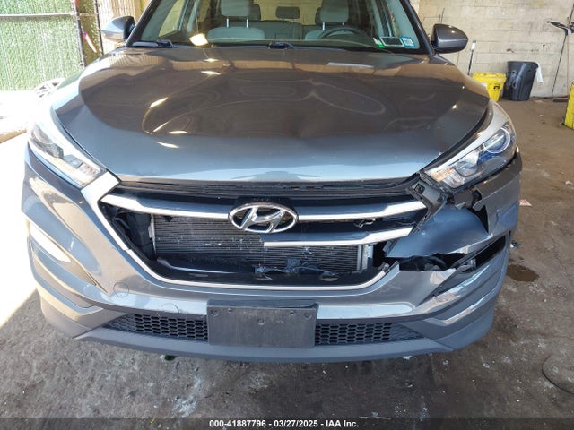 KM8J3CA47HU551136 Hyundai TUCSON SE