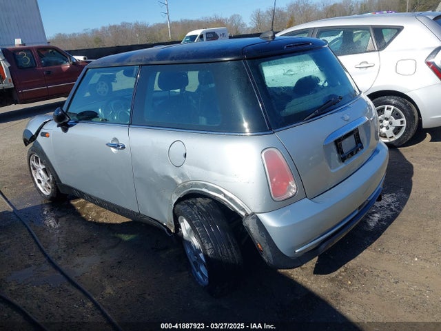 2006 MINI COOPER WMWRC33546TK63877 Photo 2