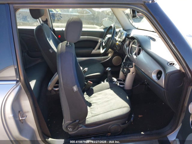 2006 MINI COOPER WMWRC33546TK63877 Photo 4