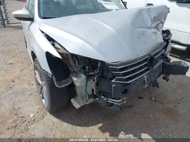 1VWDT7A36HC044585 Volkswagen Passat 1.8t R-line