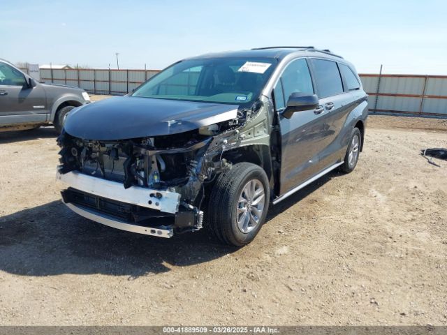 5TDKRKEC2RS215953 Toyota SIENNA LE