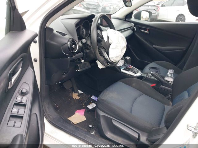 3MYDLBYVXKY507258 Toyota YARIS LE