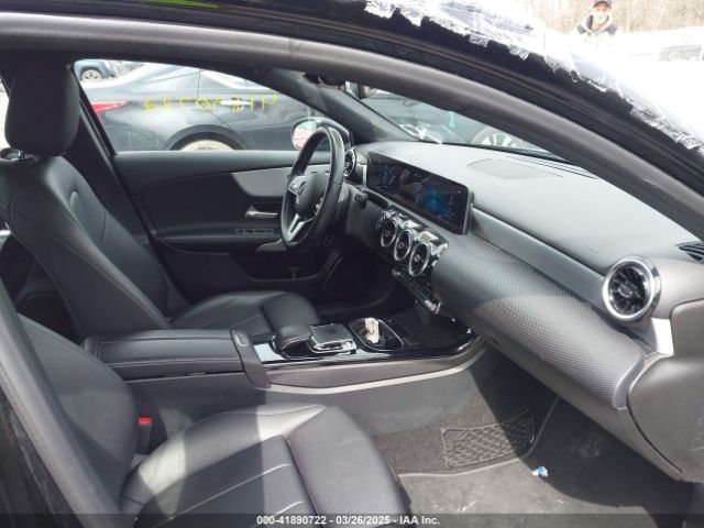 WDD3G4FB6KW028111 Mercedes-Benz A 220 4matic