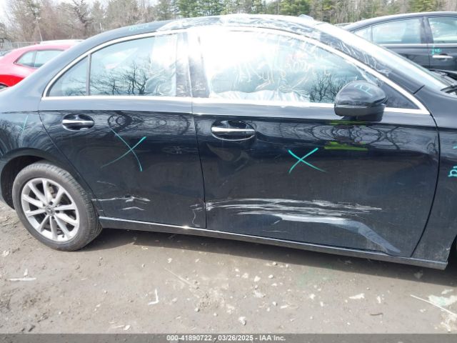 WDD3G4FB6KW028111 Mercedes-Benz A 220 4matic