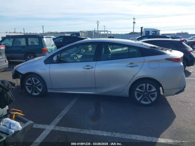 JTDKARFU1G3015572 Toyota Prius Three Touring